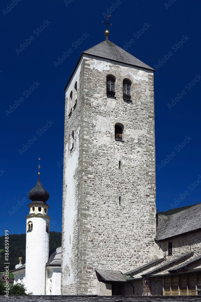 Fototapeta premium Stiftskirche von Innichen, Südtirol, Italien