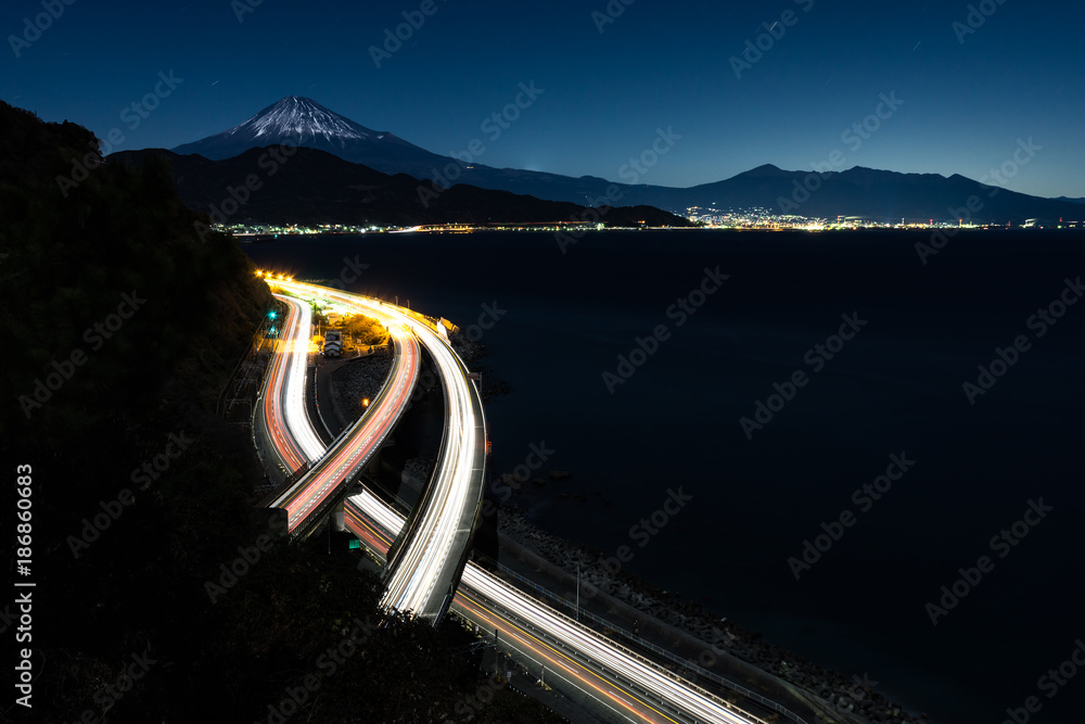 Φωτογραφία Nightview of Mount Fuji and Tomei Highway from Satta Path (薩埵峠の富士山と東名高速夜景)