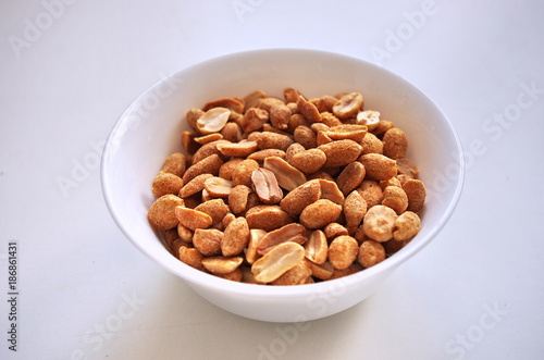peanuts in dish, snack at party
