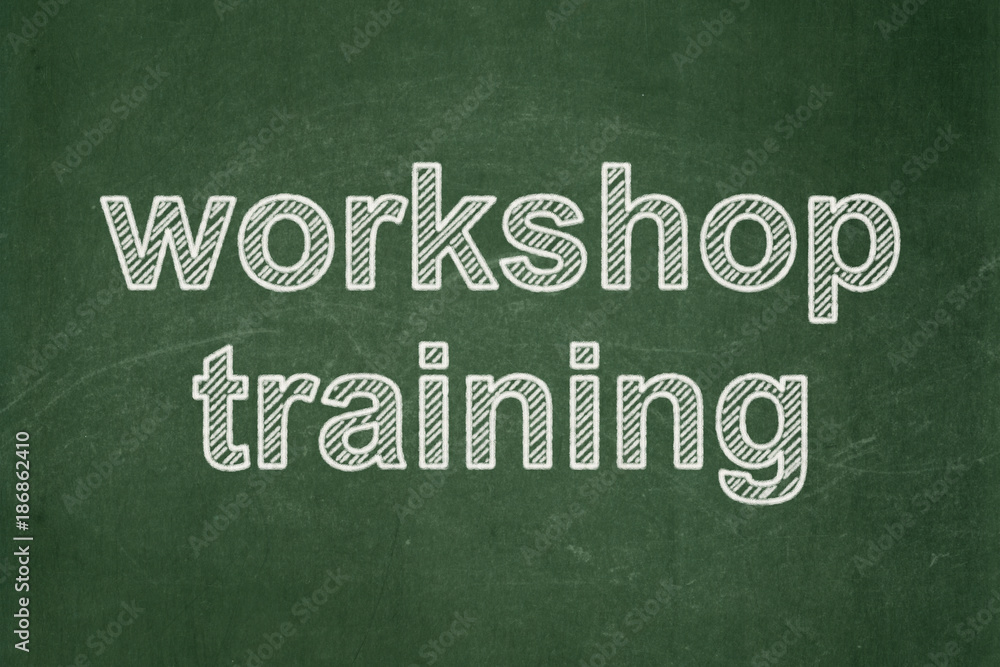 Obraz premium Education concept: text Workshop Training on Green chalkboard background