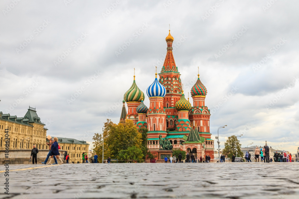 Φωτογραφία Aufnahme der Basilius-Kathedrale in Moskau fotografiert aus der  Bodenperspektiv