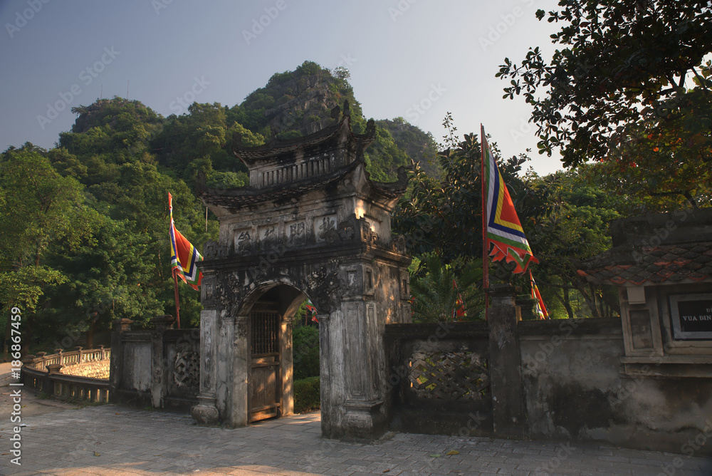 Fotografie Hoa Lua ancient town in Tam Coc, Vietnam