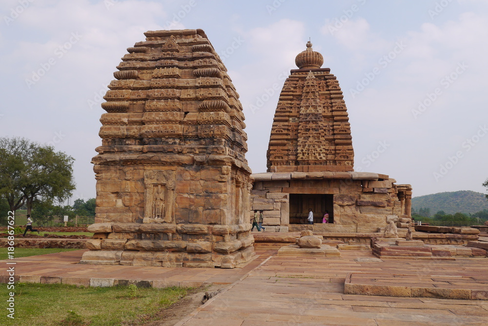 Группа храмов в городе Паттадакал в Индии 