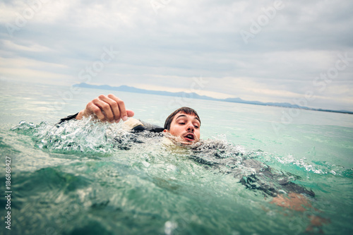Canvastavla Businessman Drowning in the Sea