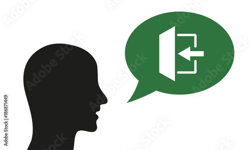 Person spricht von Ausgang links