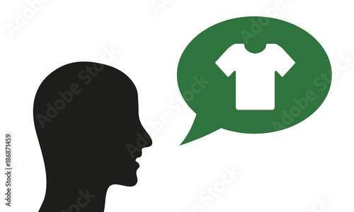 Person spricht von Tshirt