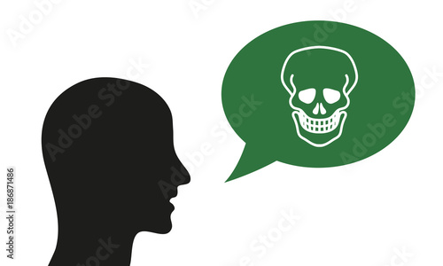 Person spricht von Totenkopf