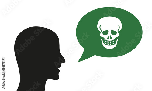 Person spricht von Totenkopf