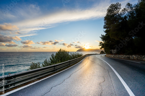 mare al tramonto in liguria