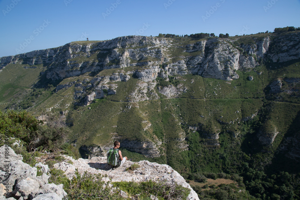 Escursionista seduto sull'abisso, riserva naturale orientata Cavagrande del Cassibile 