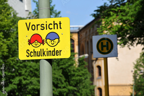 Schulkinder, Schild, Vorsicht, Spiel, Kind, Kinder, Warnung, Gefahr, Unfall, Verkehr, Straßenverkehr, Schüler, Schule, Schulweg, Sicherheit