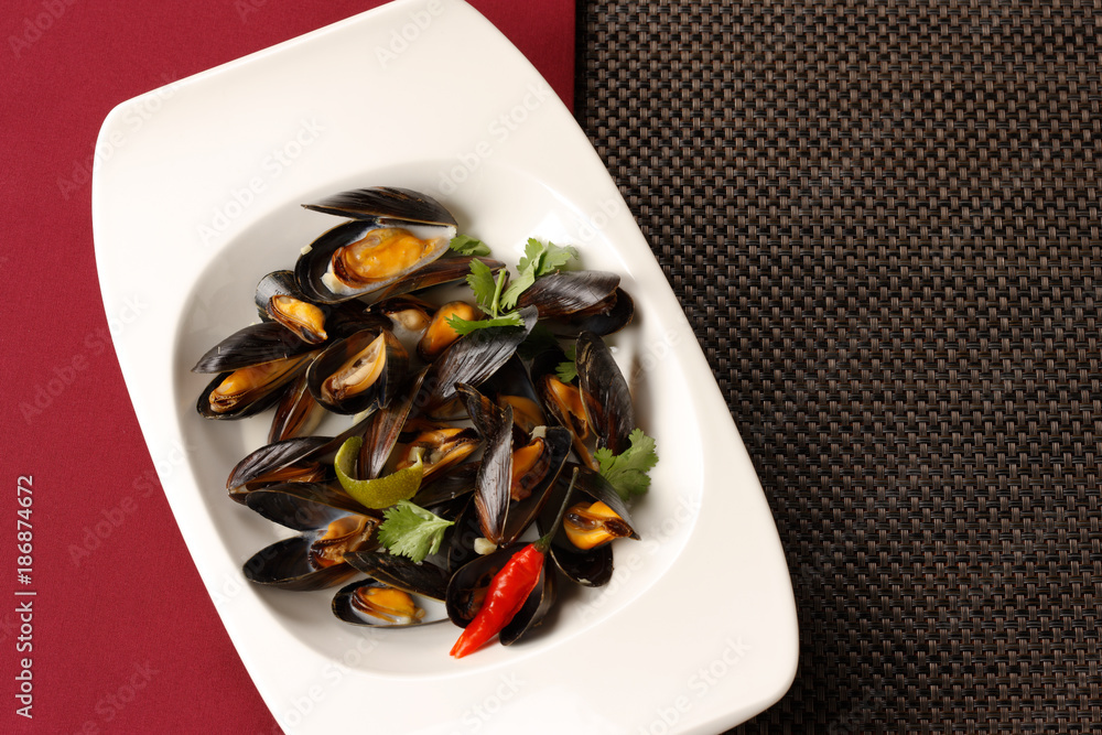 Miesmuscheln mit Chili und Koriandergrün Miesmuscheln mit Chili und Koriandergrün