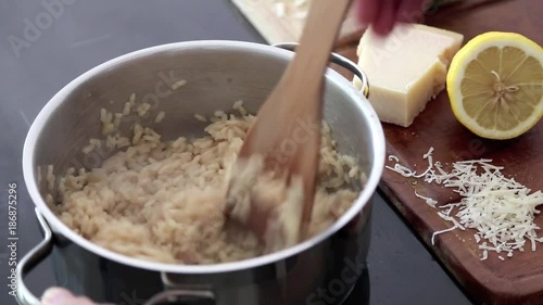 Risotto kochen auf modernem Herd, Pesto wird dazu gegeben, Detailaufnahme, Video HD 1080 photo
