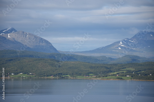 Norwegen, Nordland, Herjangsfjorden, Ankenesfjellet, Skjomtinden, Fagernesfjellet, Fjell, Berg, Fjord, Regenbogen, E6, Narvik, Ofot, Ofotfjorden, Herbst, Schnee, Eis photo