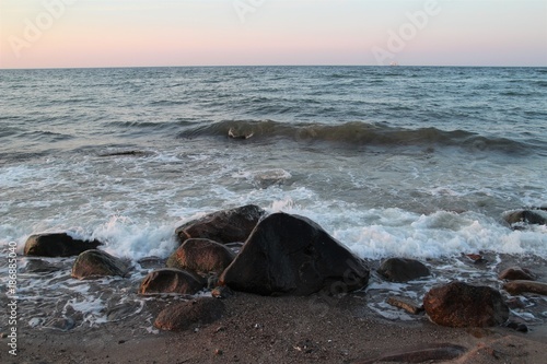 malerischer Blick auf die Ostsee mit Wellen und Steinen an der Küste, Schleswig-Holstein, Deutschland, Europa