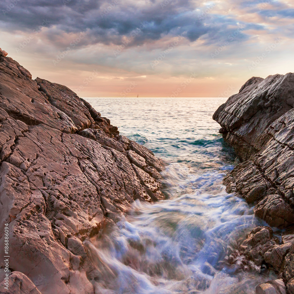 Fototapeta Piękny seascape blisko Dubrovnik w Adriatyckim morzu przy zmierzchem. Kolorowy lato zmierzch w Dalmatia, Chorwacja, Europa. Styl artystyczny po przetworzeniu zdjęcia.
