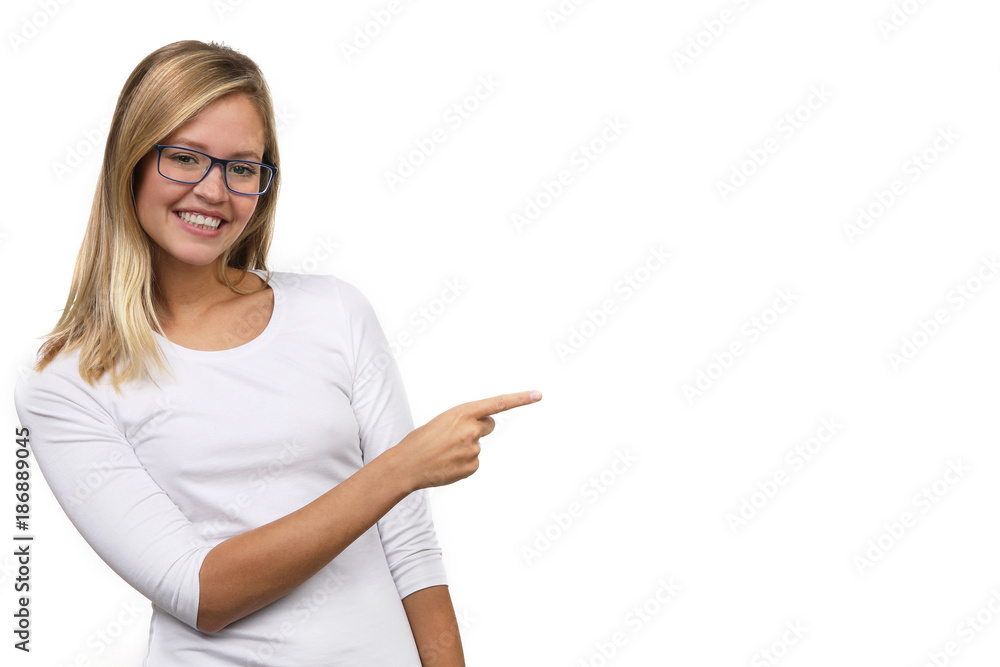 Hübsche blonde Frau mit Brille lacht und zeigt in eine Richtung Hübsche blonde Frau mit Brille lacht und zeigt in eine Richtung
