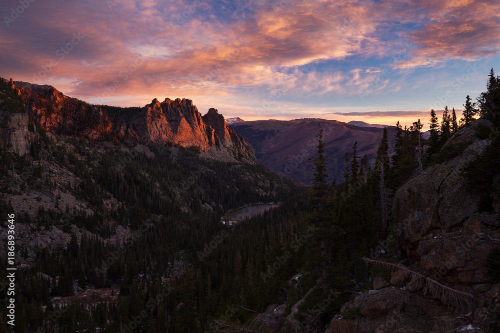Naklejka premium Sunrise over Odessa Lake valley