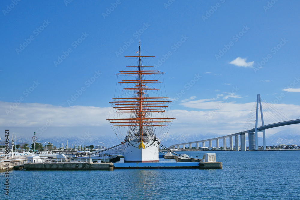 海王丸と新湊大橋