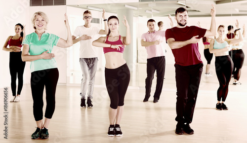 Fototapeta Naklejka Na Ścianę i Meble -  People dancing at dance class