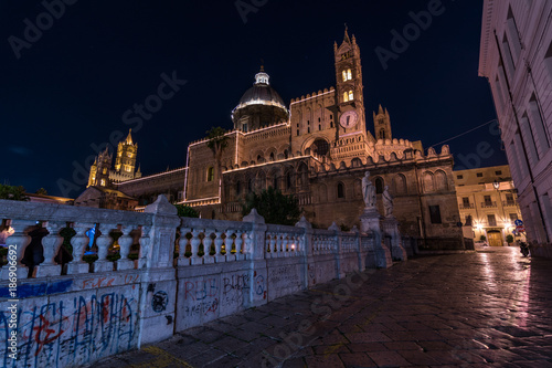 Vista notturna della Cattedrale di Palermo, Italia