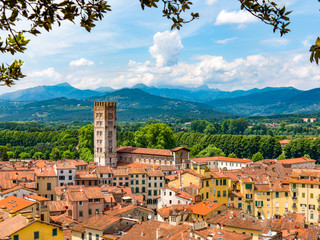 Fototapete Europa Lucca Dächer mit Bergpanorama Italien  © Leigh Trail