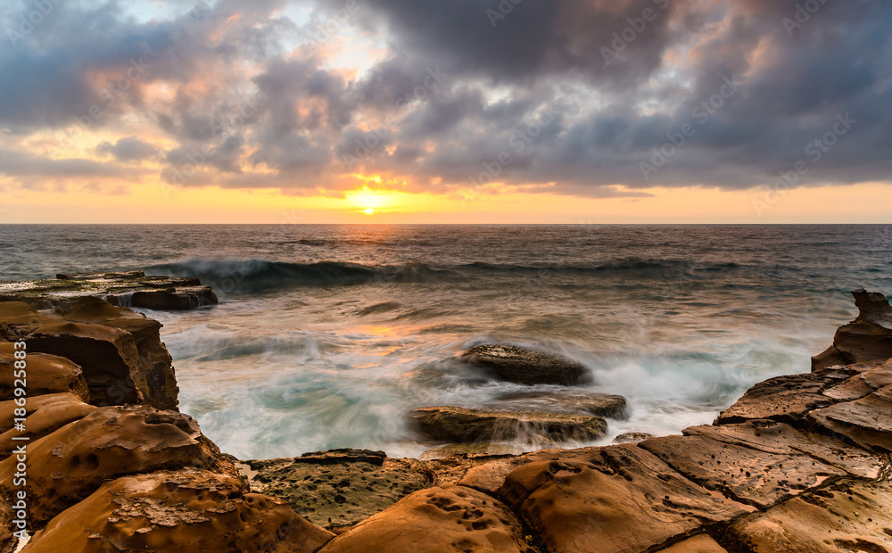 Obraz premium Overcast Sunrise Seascape and Rock Platform