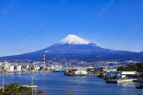 冬の富士山、静岡県富士市田子の浦港にて