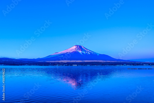 富士山と山中湖の逆さ富士