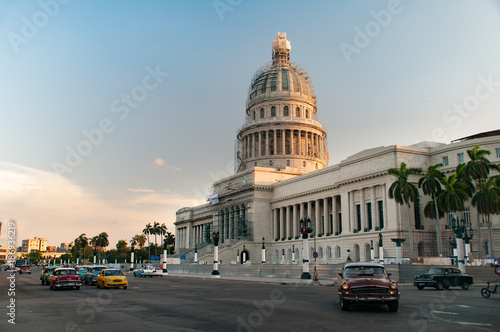 Capitol of Havana with daily traffic © EGT