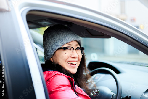 車と日本人女性 © beeboys