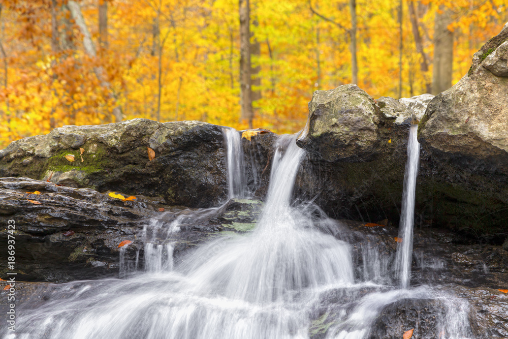 Obraz premium Autumn Splashing Whitewater - Owen County, Indiana