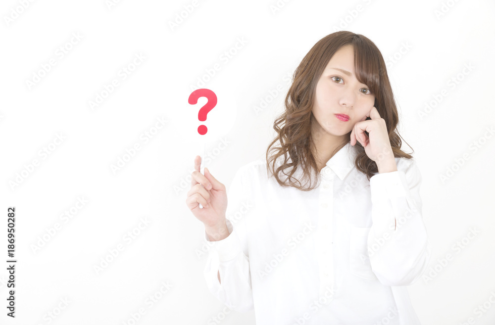？を出す女性