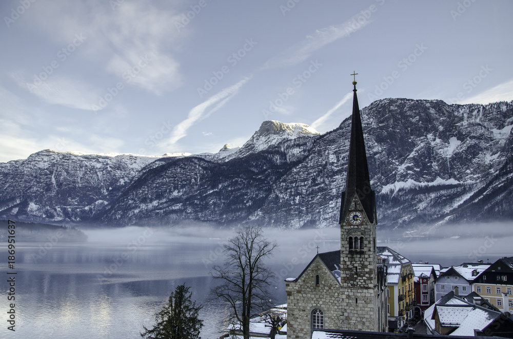 Hallstatt im Nebel