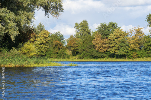 Wasser und Ufer eines Flusses bei Sonne