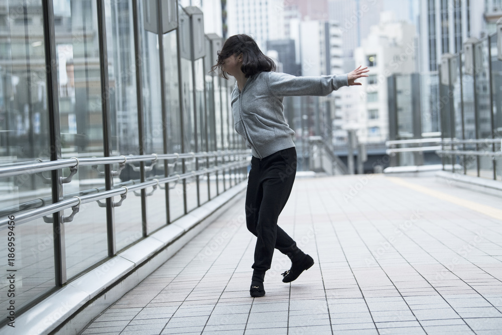 A woman who concentrates and dances modern dance A woman who concentrates and dances modern dance