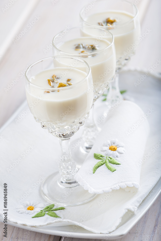 Crema tibia de espárragos blancos con berberechos, comida creativa y de gourmet para Navidad y otras celebraciones Crema tibia de espárragos blancos con berberechos, comida creativa y de gourmet para Navidad y otras celebraciones