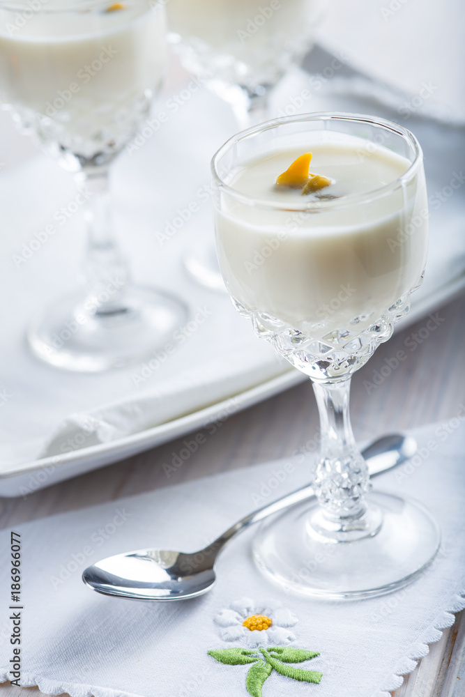 Crema tibia de espárragos blancos con berberechos, comida creativa y de gourmet para Navidad y otras celebraciones Crema tibia de espárragos blancos con berberechos, comida creativa y de gourmet para Navidad y otras celebraciones
