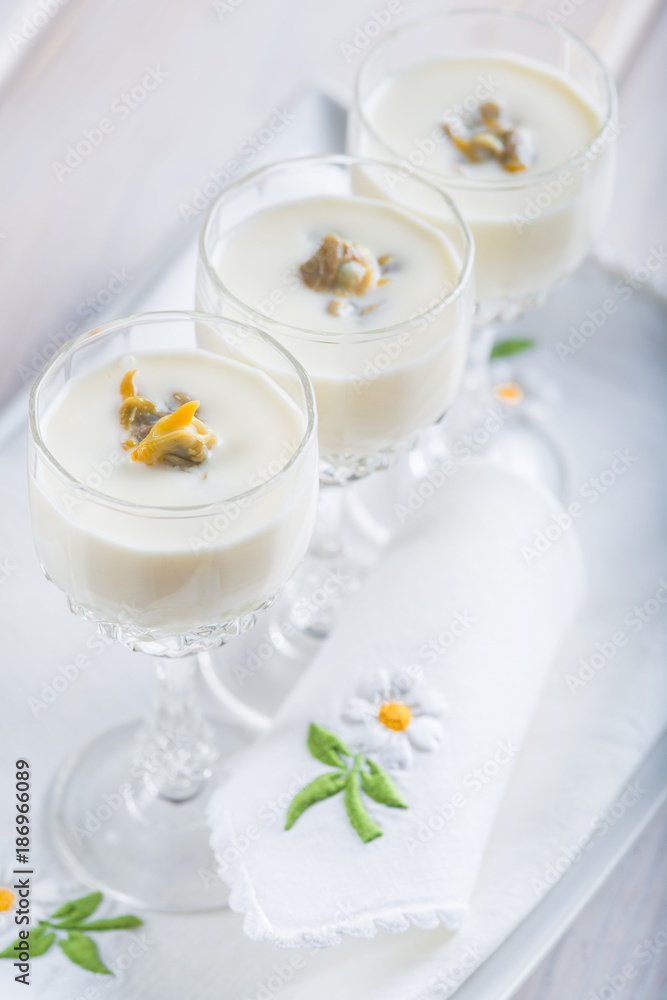 Crema tibia de espárragos blancos con berberechos, comida creativa y de gourmet para Navidad y otras celebraciones Crema tibia de espárragos blancos con berberechos, comida creativa y de gourmet para Navidad y otras celebraciones