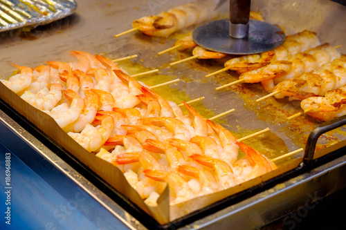 Foto Grilled butter shrimp kebab (Korean street food)