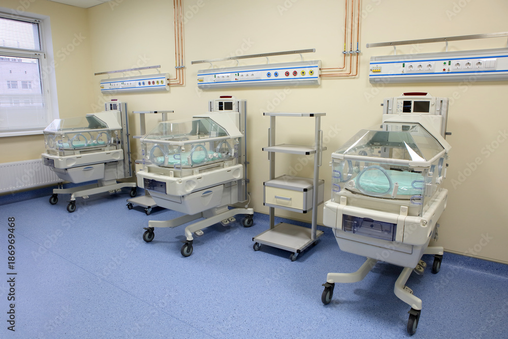 Closeup of infant incubator technology in a medical center hospital  - obrazy, fototapety, plakaty 