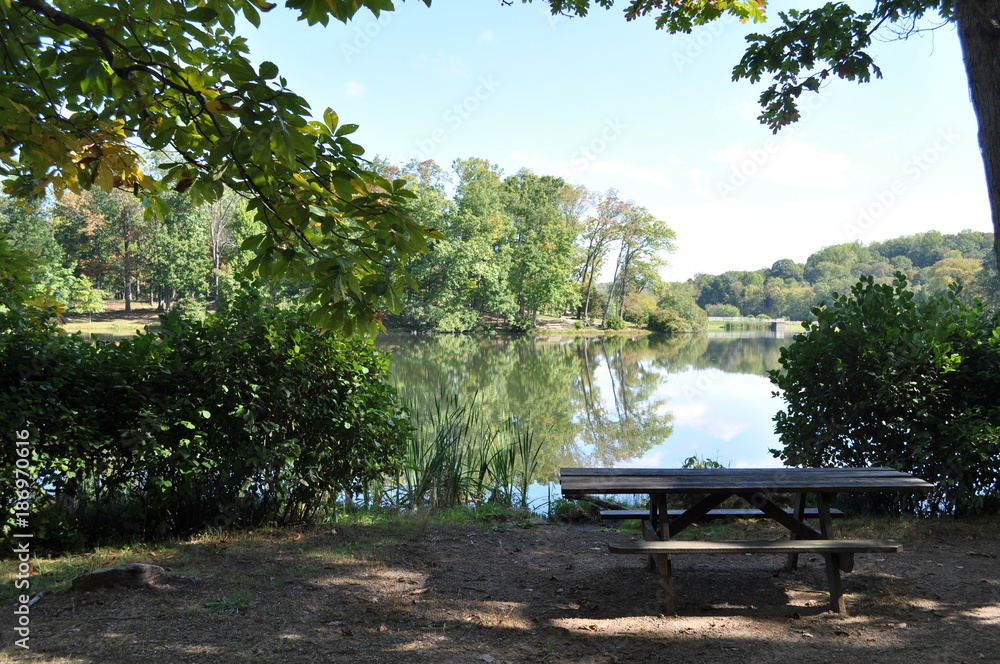 Obraz premium Wood Picnic Bench by a Lake in Pennsylvania