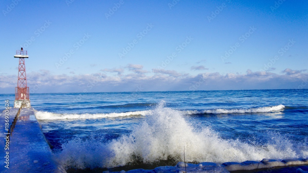 Wave crashing on shore 