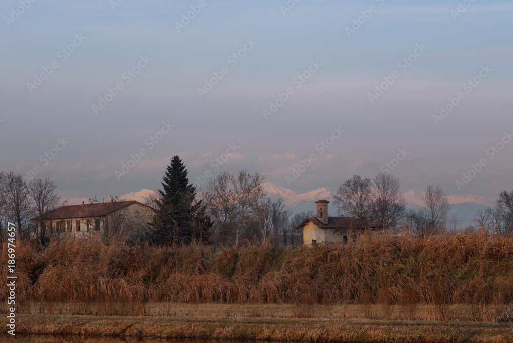 paesaggio di campagna in inverno al tramonto paesaggio di campagna in inverno al tramonto