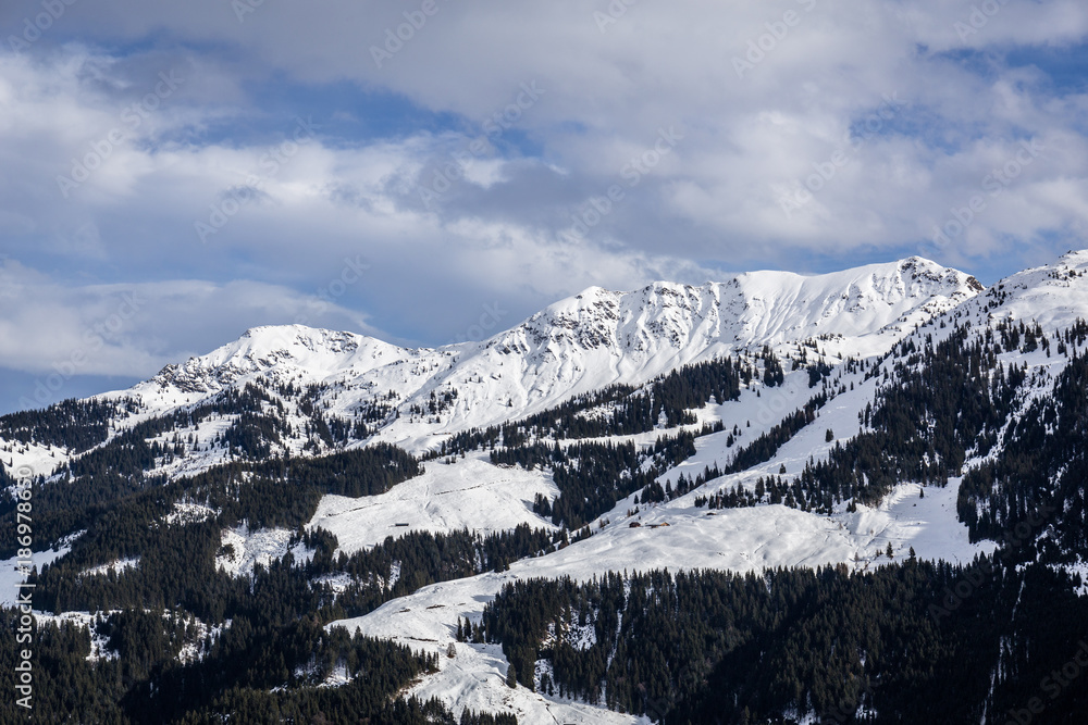 Winterlandschaft mit Ausblick auf die Berge