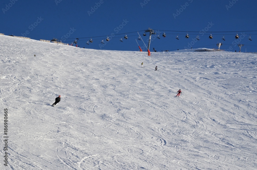 Skieurs descendant une piste des Pyrénées françaises