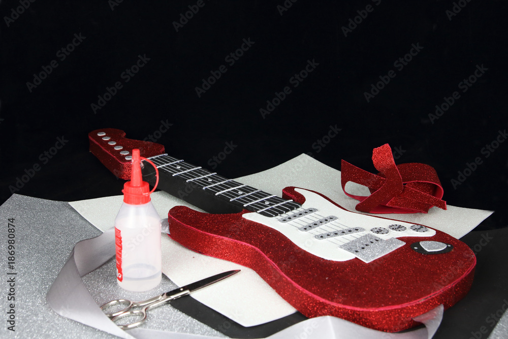 guitarra rock roja hecha con cartón y goma EVA en fondo negro foto de Stock  | Adobe Stock