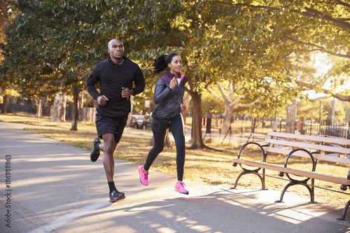 Fototapeta Naklejka Na Ścianę i Meble -  Young black couple jogging in a Brooklyn park
