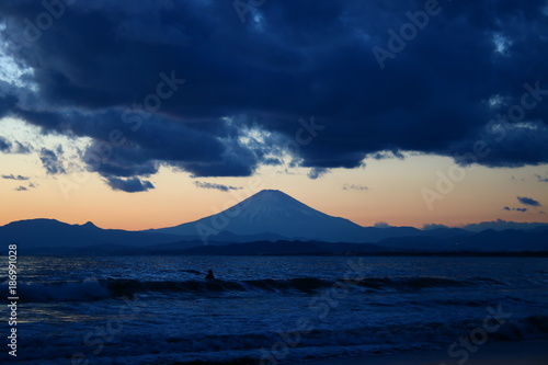 富士山の夕景（江ノ島付近から撮影）