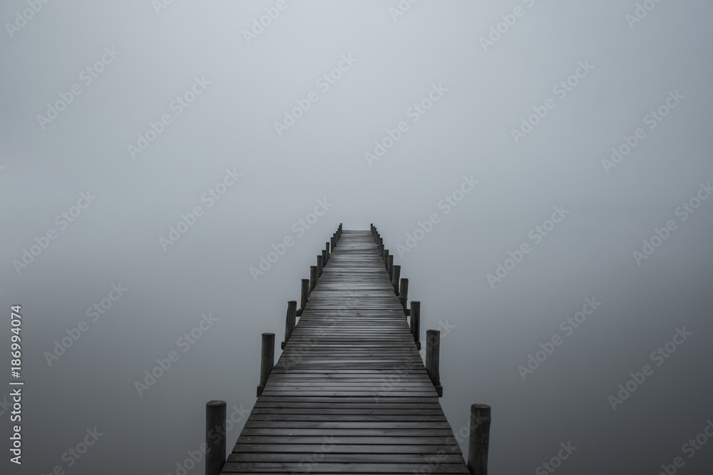 Steg im Nebel